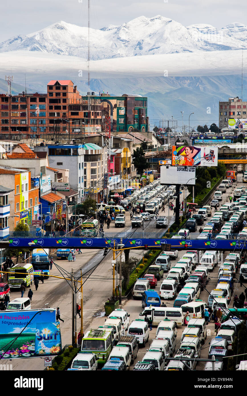 Les pics enneigés des Andes, avec une autoroute embouteillage dans l'avant-plan, sont observés dans la ville de El Alto, en Bolivie. Banque D'Images