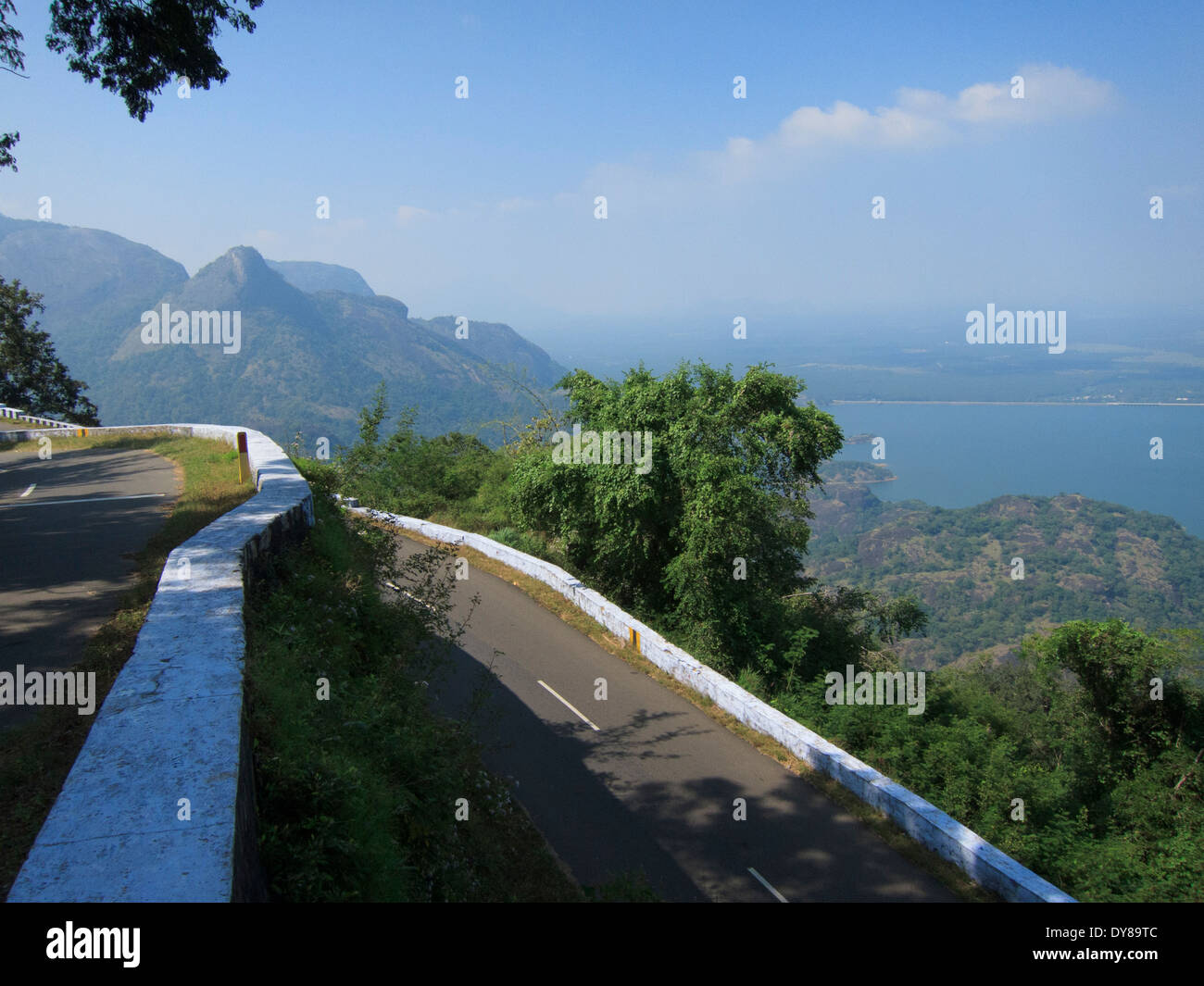 Pour ollachi Valaparai road et le beau réservoir Aliyar vu depuis un point de vue élevé Banque D'Images