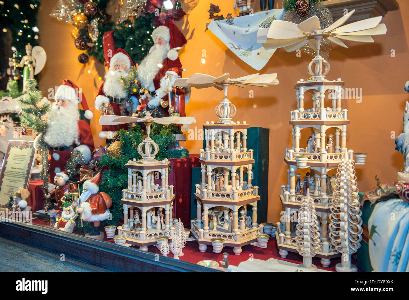 Des décorations de Noël à Kathe Wohlfahrt afficher la fenêtre en bois, pyramide, marché de Noël, Rudesheim, Allemagne Banque D'Images