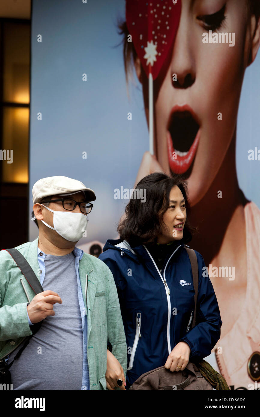 Les touristes de Prague portent un masque de pollution dans la rue République tchèque Banque D'Images