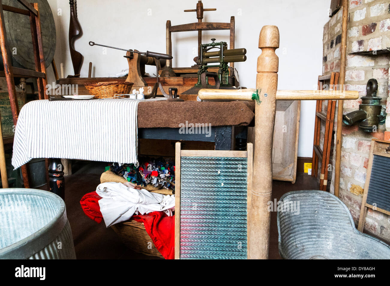 Victorienne typique lavoir dolly à remous pegs poshers blanchisserie salle de lavage laver mangle ville Lincoln Lincolnshire UK GB Angleterre Banque D'Images