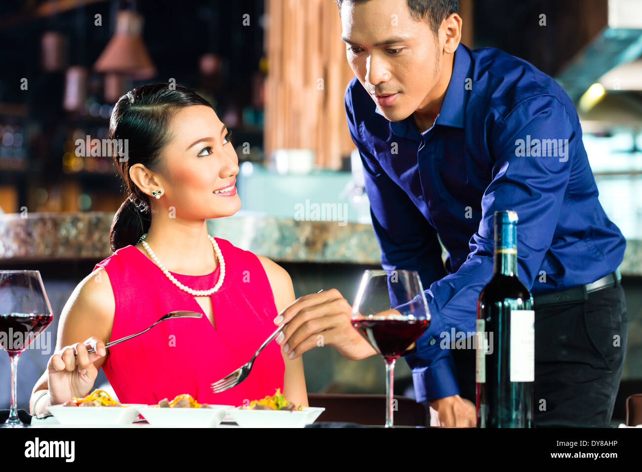 Portrait of Asian couple eating in restaurant Banque D'Images