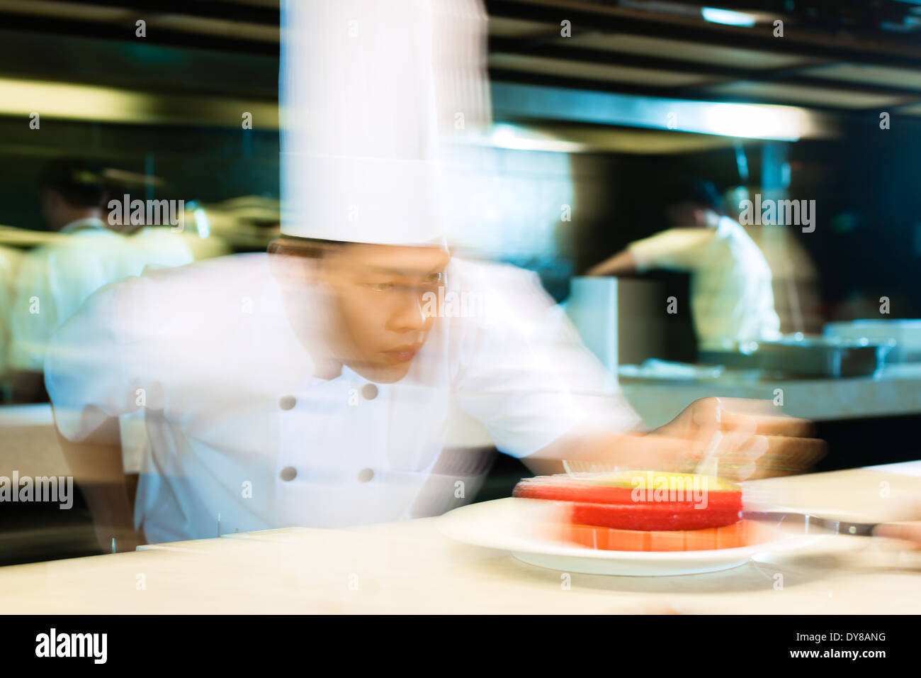 Portrait of Asian chef decorating cake Banque D'Images