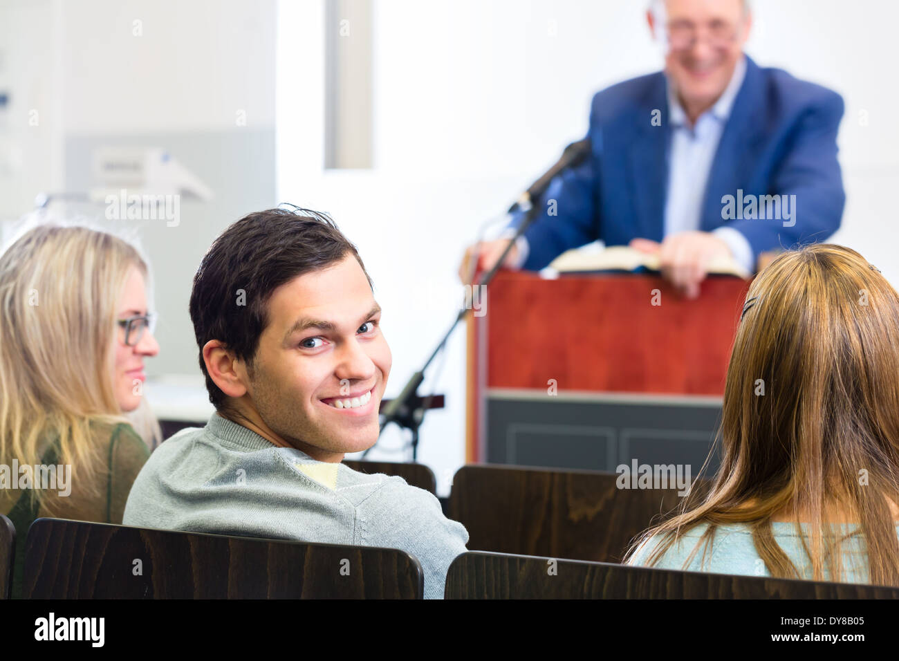 Les élèves d'écouter le professeur collège conférence donnant Banque D'Images