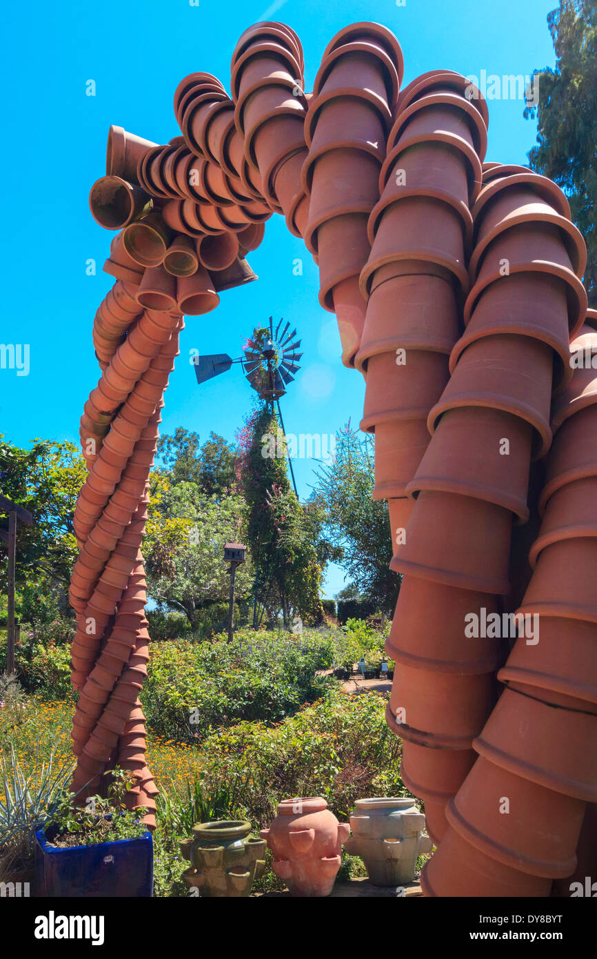 Rose Antique Emporium arch indépendance jardin pots de terre cuite de pépinière Texas USA United States America moulin à vent Moulin à vent Banque D'Images