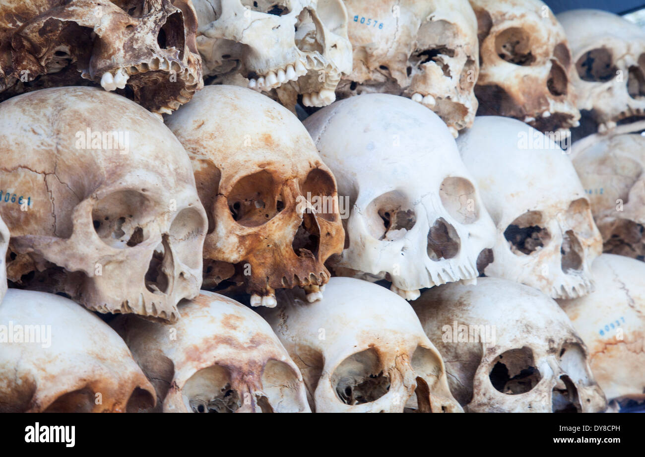 Affichée à l'intérieur de crânes de ces champs de la mort ( ) Site du Mémorial de Choeung Ek à Phnom Penh, Cambodge Banque D'Images