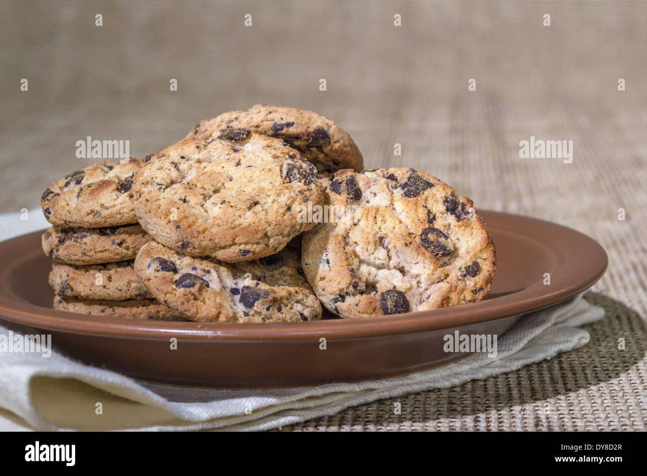 Biscuits aux raisins secs sur un plateau marron Banque D'Images