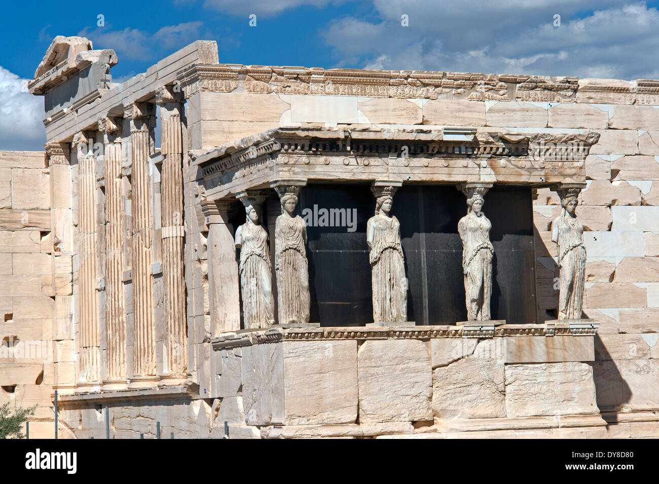 Erechtheion Temple sur l'Acropole, Athènes, Grèce, célèbre pour le porche de l'Carytids (statues drapées de jeunes femmes). Banque D'Images