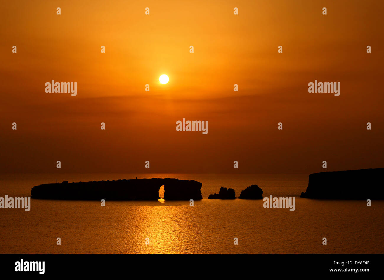 Au coucher du soleil ('Navarino Pylos'), la baie de Messénie, Péloponnèse, Grèce. Banque D'Images
