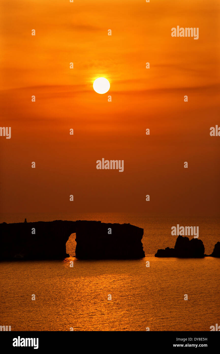 Au coucher du soleil ('Navarino Pylos'), la baie de Messénie, Péloponnèse, Grèce. Banque D'Images