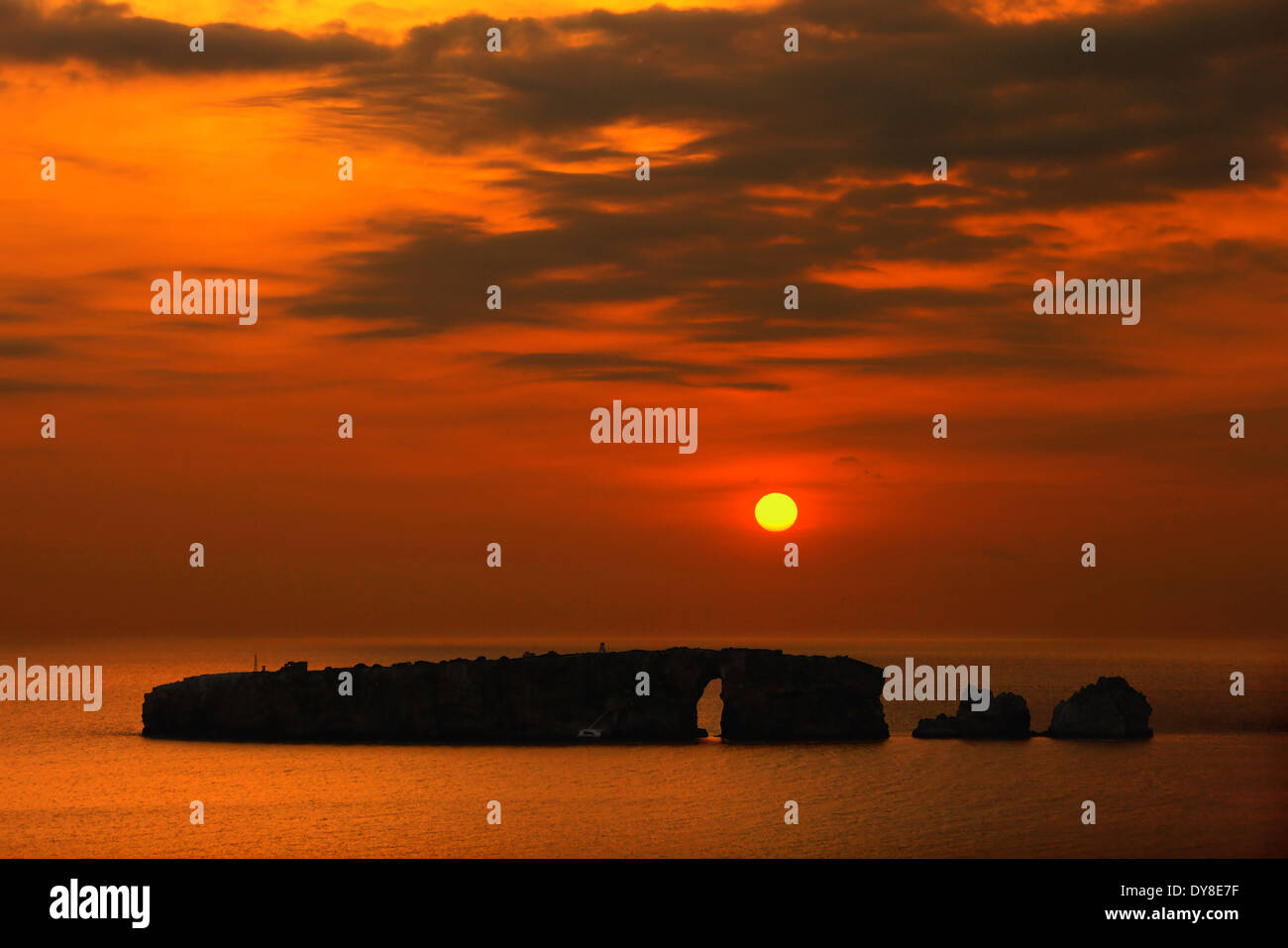 Au coucher du soleil ('Navarino Pylos'), la baie de Messénie, Péloponnèse, Grèce. Banque D'Images