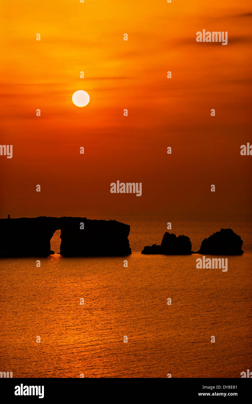Au coucher du soleil ('Navarino Pylos'), la baie de Messénie, Péloponnèse, Grèce. Banque D'Images