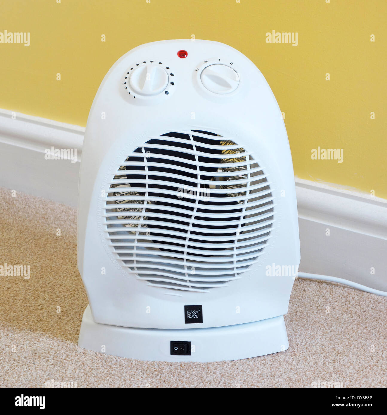 Ventilateur oscillant électrique dans une chambre intérieure, UK Banque D'Images