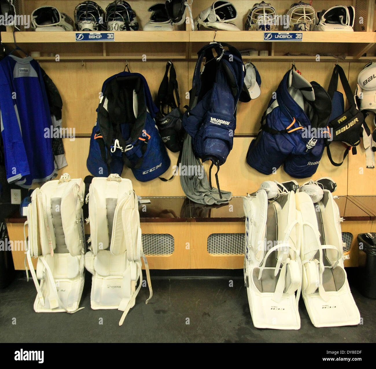 Tampa, Floride, USA. Apr 9, 2014. DIRK SHADD | fois .Une vue de l'équipement de gardien de but dans le Lightning de Tampa Bay vestiaire avec gardien Ben Bishop's stall sur la gauche et Anders Lindback sur la droite après la pratique à la fois de Tampa Bay forum à Tampa (mercredi après-midi 04/09/14) Credit : Dirk Shadd/Tampa Bay Times/ZUMAPRESS.com/Alamy Live News Banque D'Images