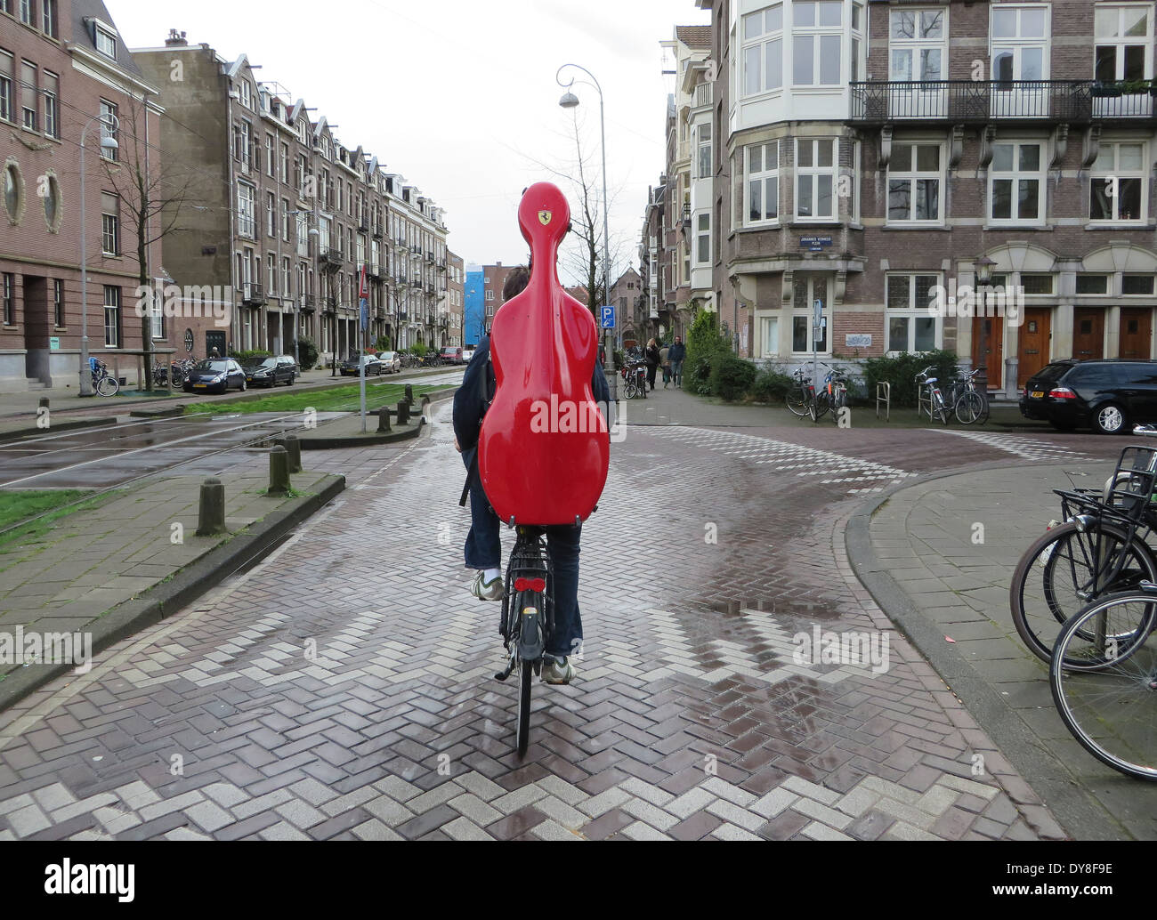 Un homme ciclyng à rue d Amsterdam Banque D'Images