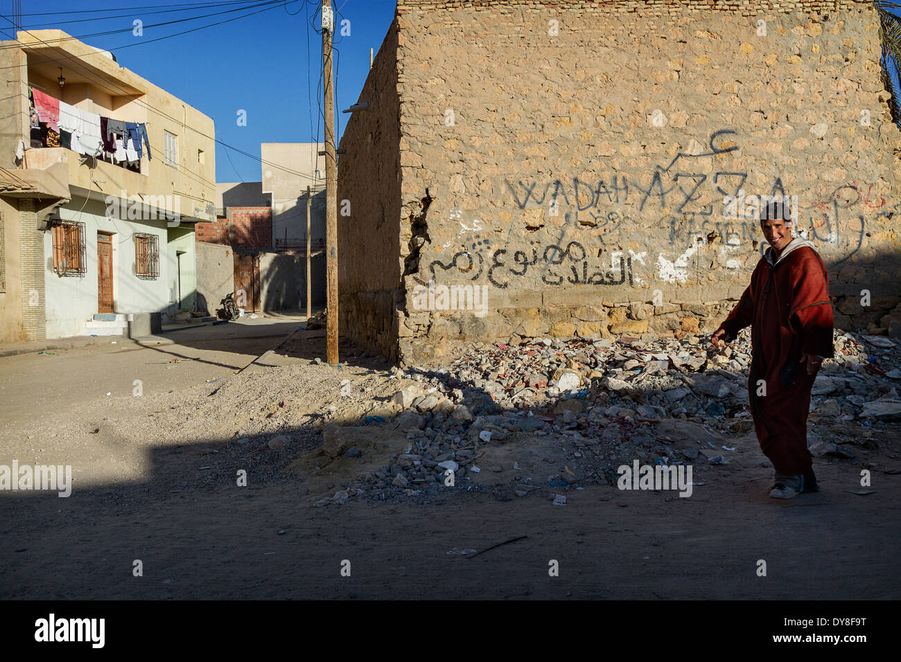 L'homme local dans une rue de Tozeur sur le bord du Sahara Deseret en Tunisie du Sud Banque D'Images