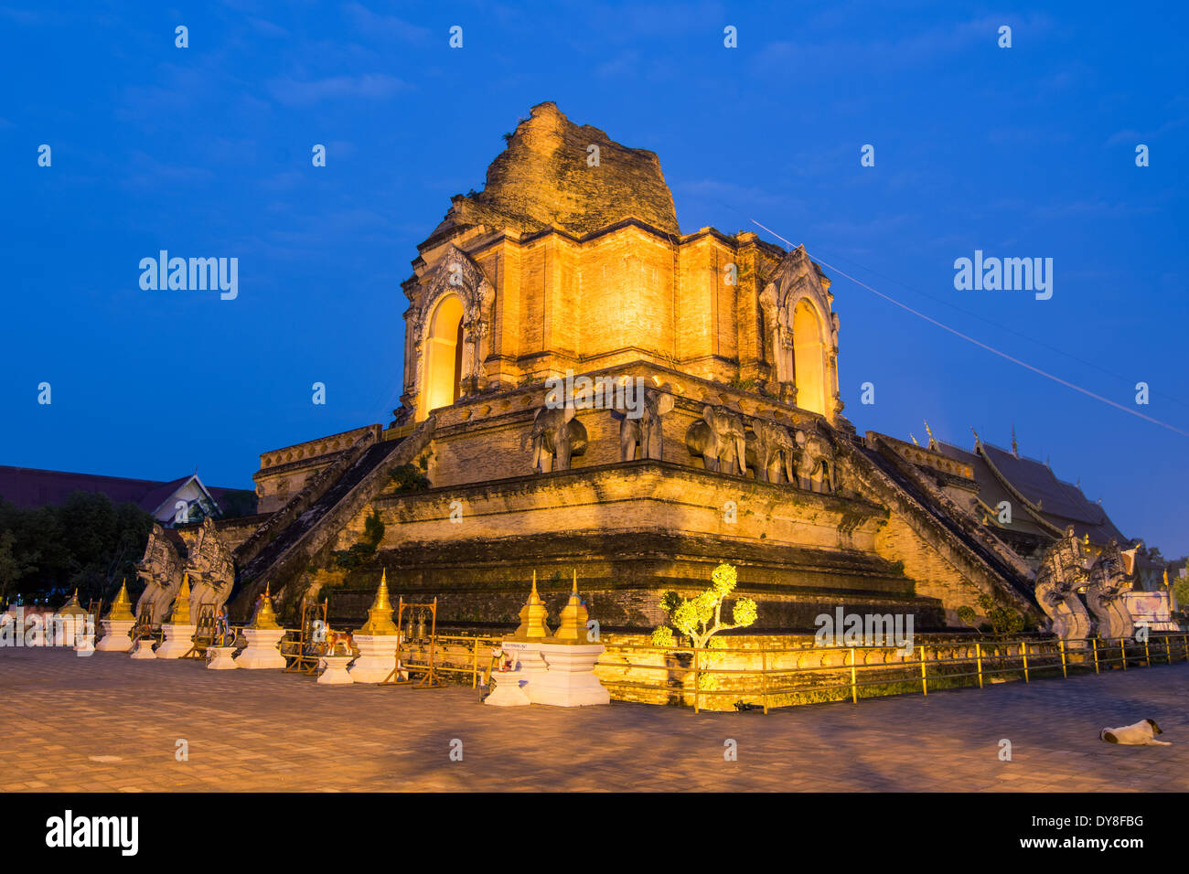 Wat Chedi Luang temple de Chiang Mai au coucher du soleil Banque D'Images