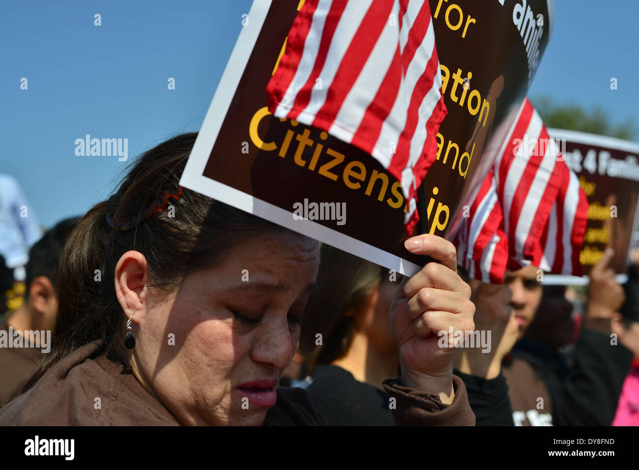 Washington DC, USA. Le 9 avril, 2014. ANGELICA CASTANEDA, réagit à l'histoire de quelqu'un qui a perdu son mari en raison de l'expulsion, au cours d'un rassemblement pro-réforme de l'immigration sur le National Mall à Washington, DC Le mercredi. Y compris les militants grévistes exhortent l'administration Obama pour arrêter les expulsions, qui ont atteint près de deux millions au cours de son mandat. Bien que l'administration des collectivités du programme était censé avoir pour objectif d'immigrés sans-papiers ayant un casier judiciaire, les études ont révélé que les deux tiers des déportations impliquer des gens qui' Banque D'Images