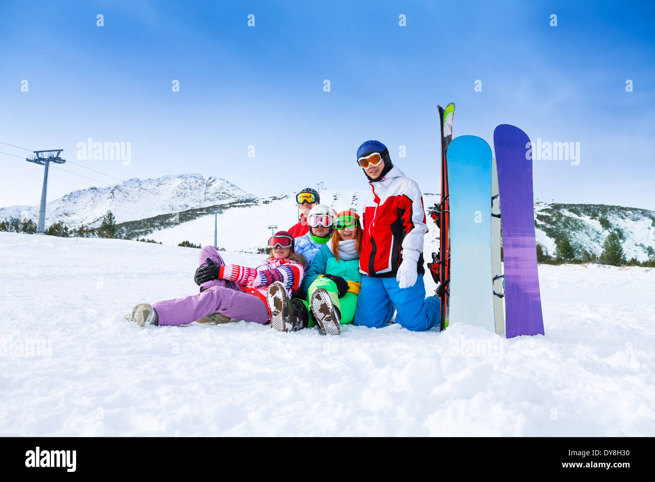 Smiling friends avec les planches en montagne Banque D'Images