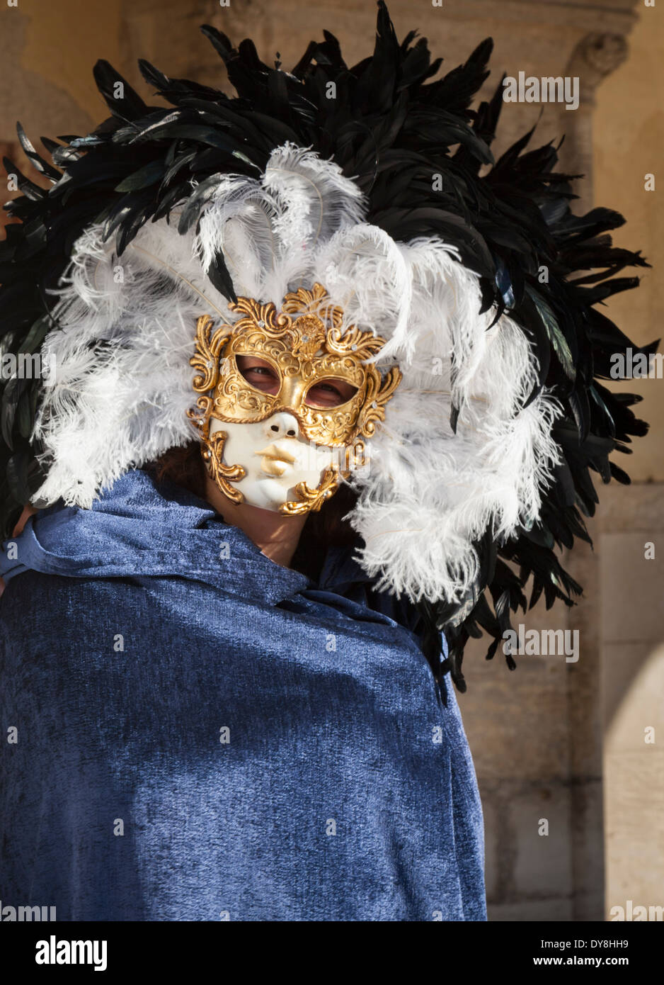 Gros plan portrait de l'homme sur le costume traditionnel rococo de carnaval de Venise, masque d'or et chapeau de plumes élaboré pour le célèbre festival, Venise Italie Banque D'Images