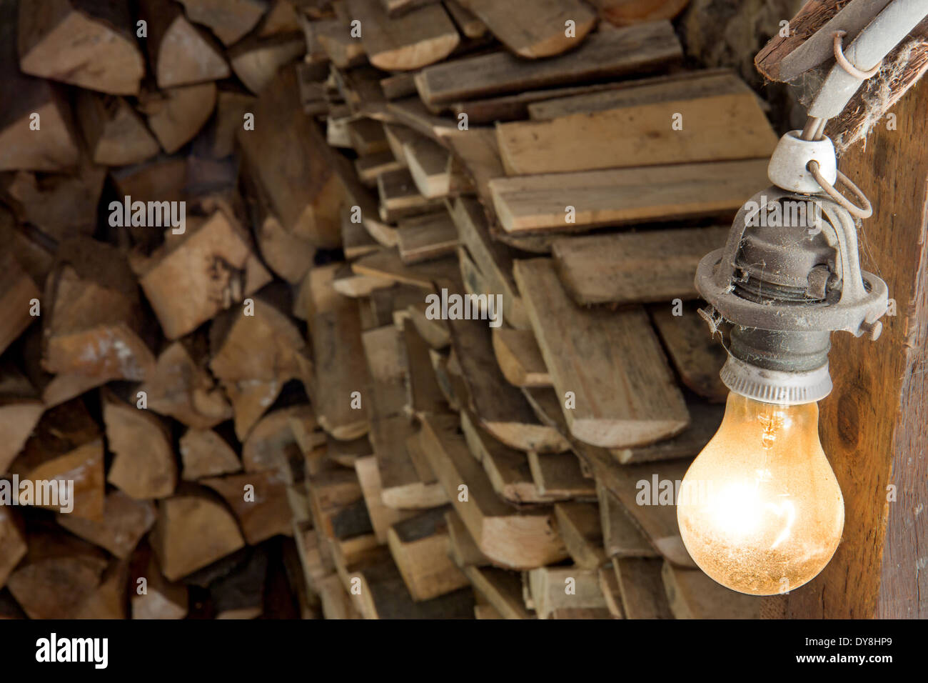 Stock de bois de chauffage dans le hangar Banque D'Images