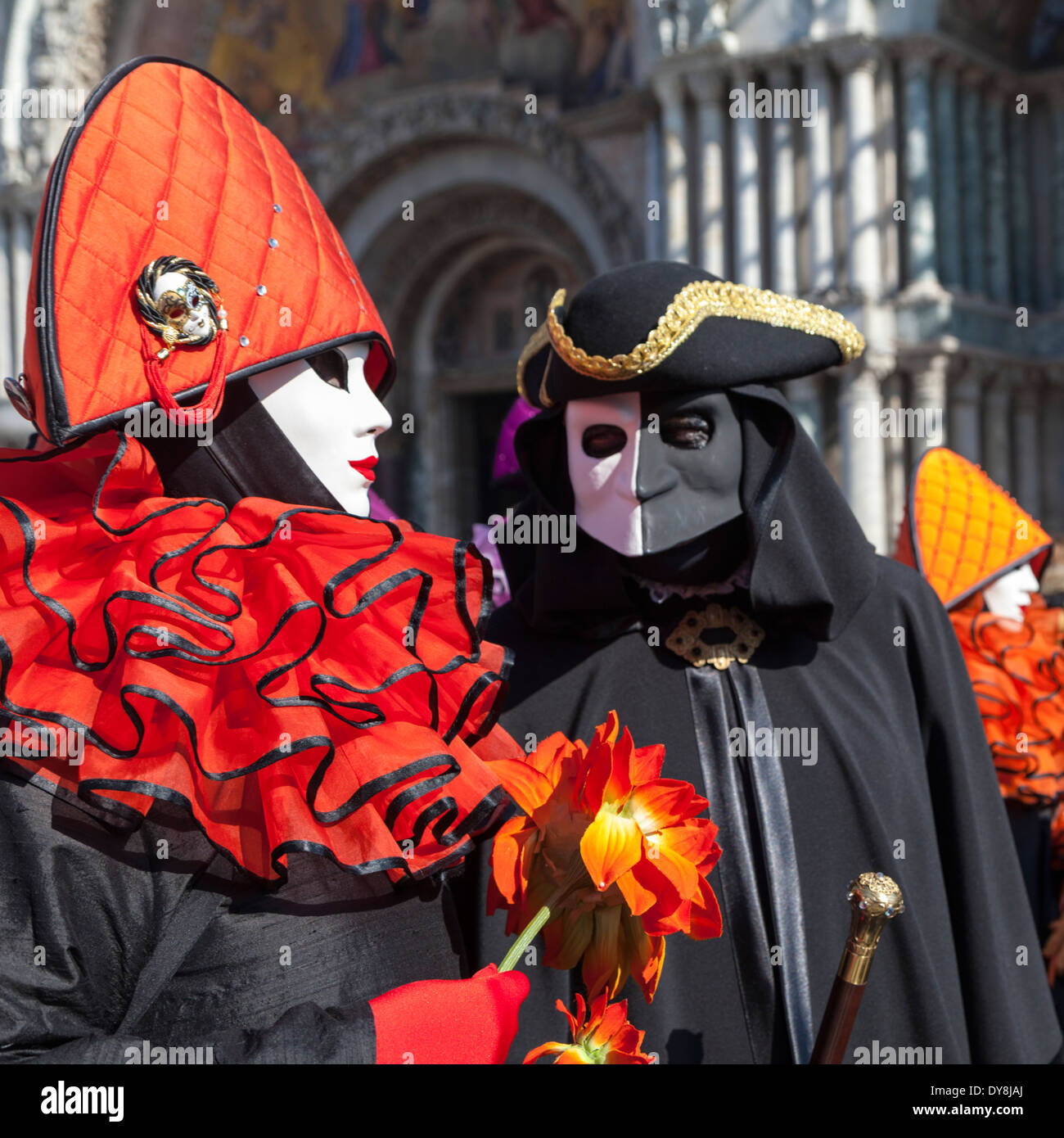Habillé en femme et homme en arlequin bauta masque à la place Saint Marc au cours du carnaval de Venise Banque D'Images