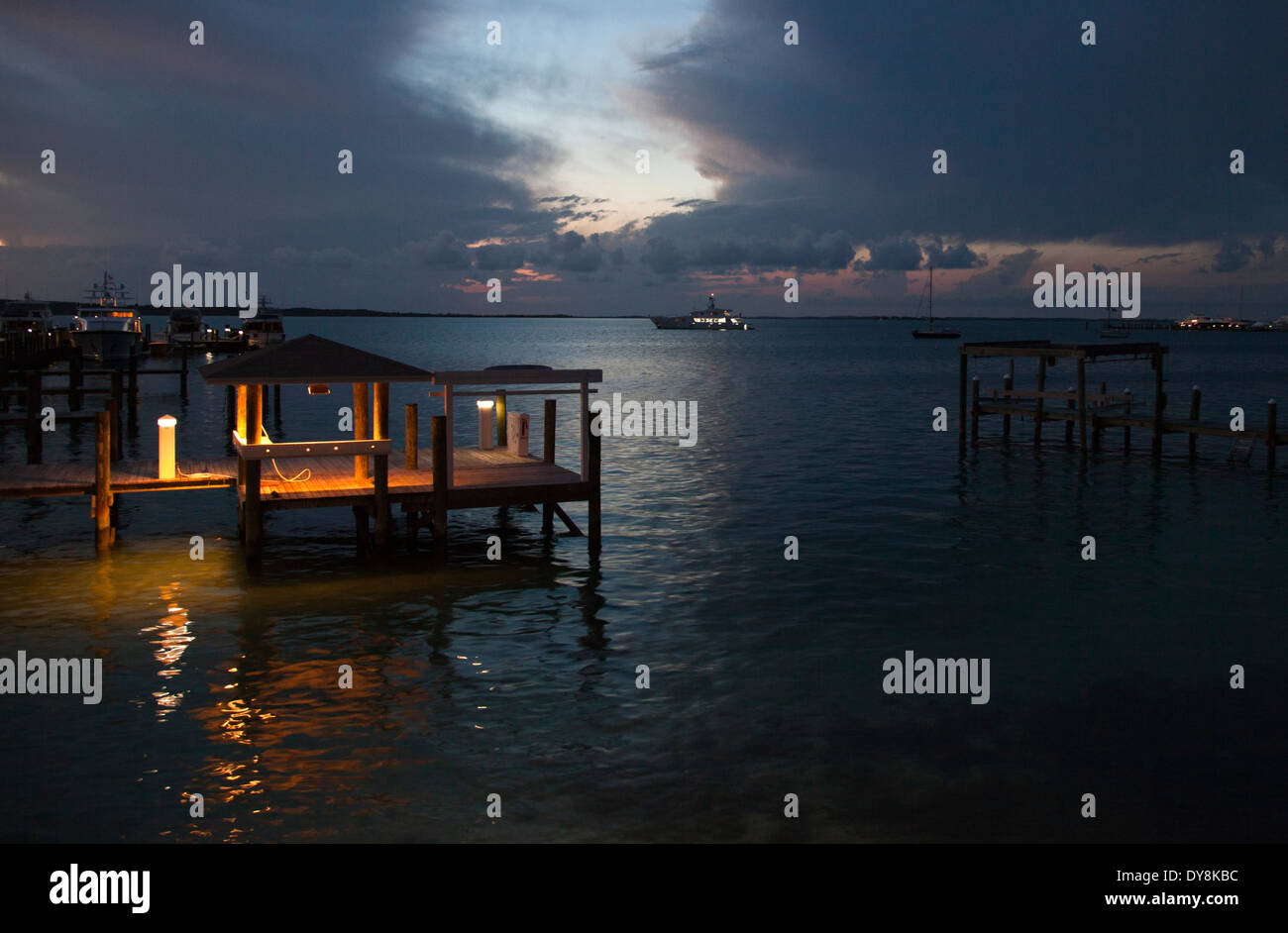 Coucher de soleil sur le port de plaisance de Romora Bay. Banque D'Images