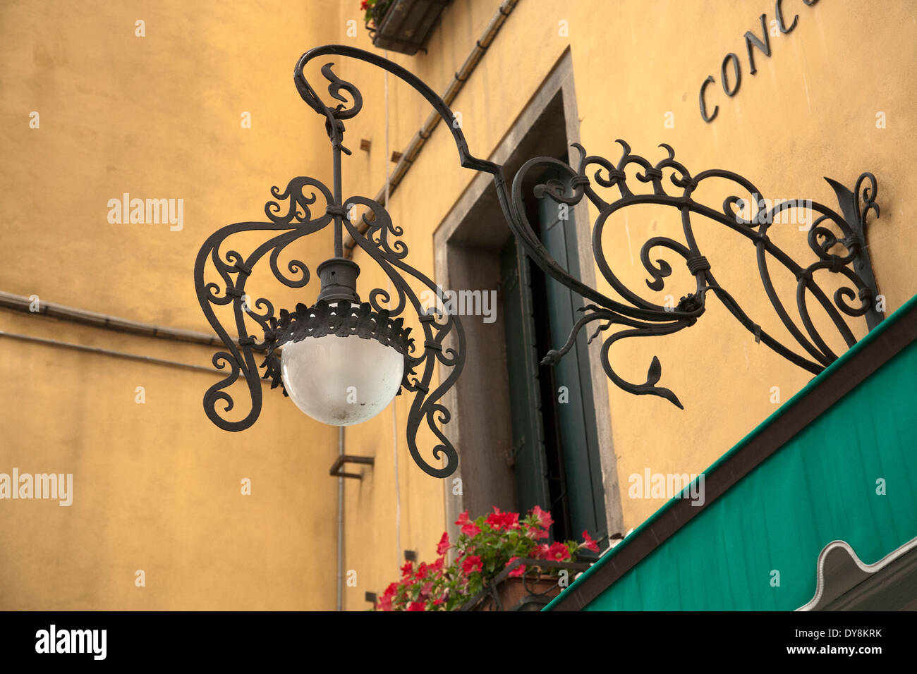 Orné, fer à repasser, la lumière sur les rues de Cinque Terre Banque D'Images