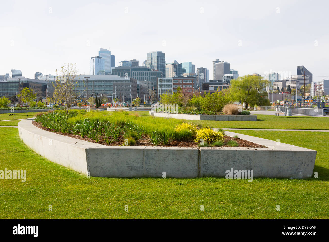 États-unis, Washington, Seattle, South Lake Union Park, vue sur le centre-ville de Seattle les bâtiments. Banque D'Images