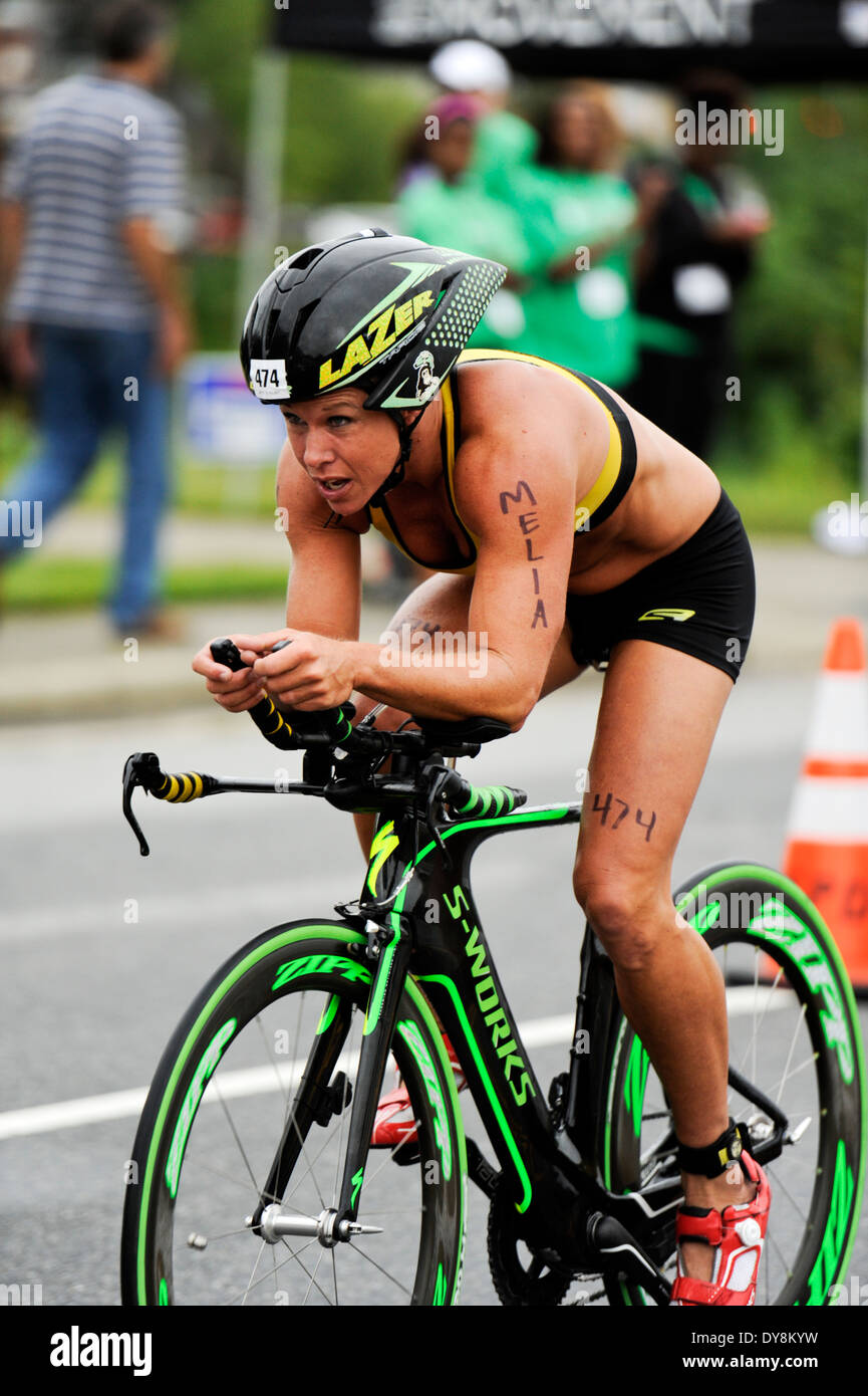 Femme dans une course sur un vélo de triathlon Photo Stock - Alamy
