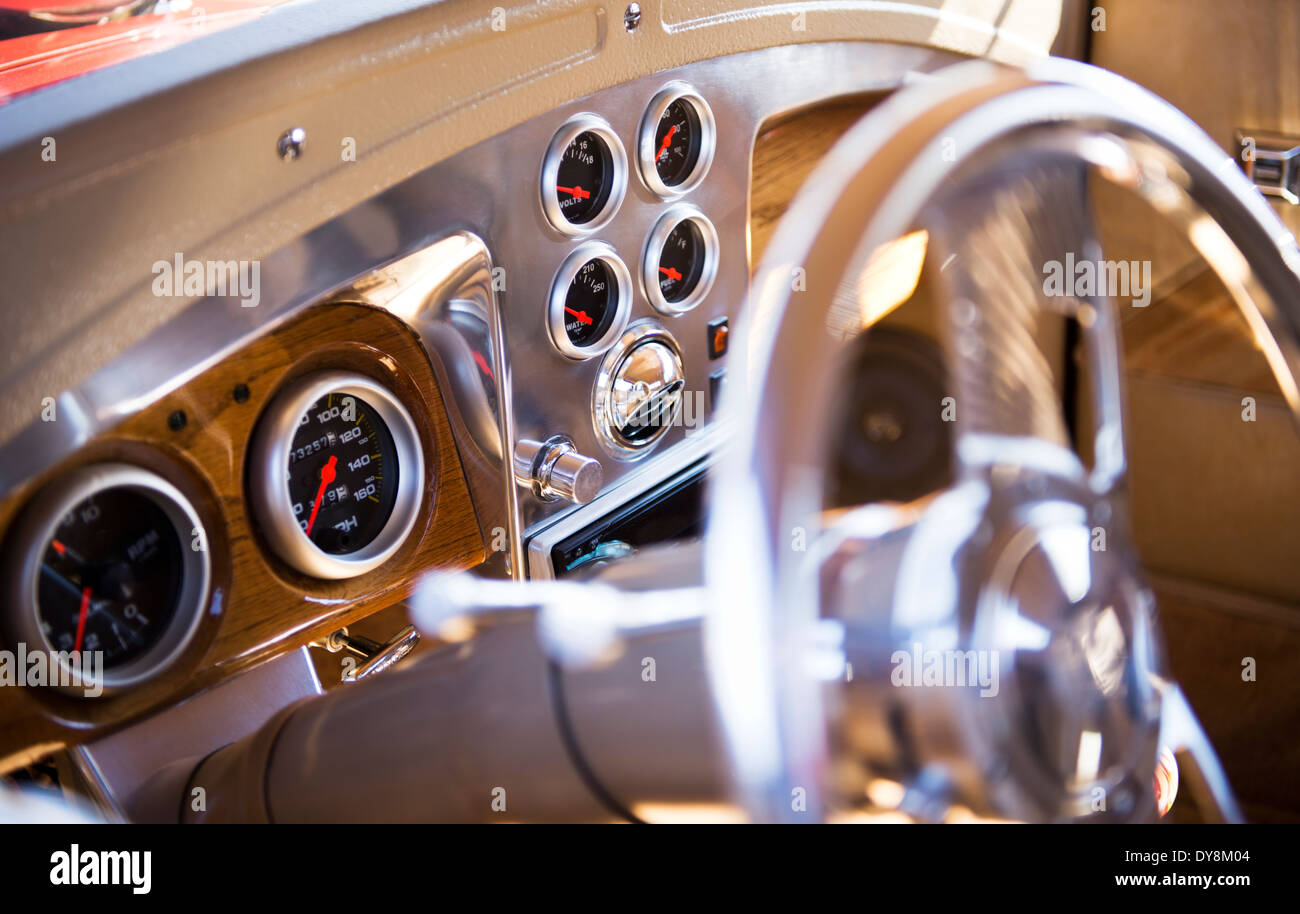 La jauge analogique sur mesure tableau de bord de voiture Banque D'Images