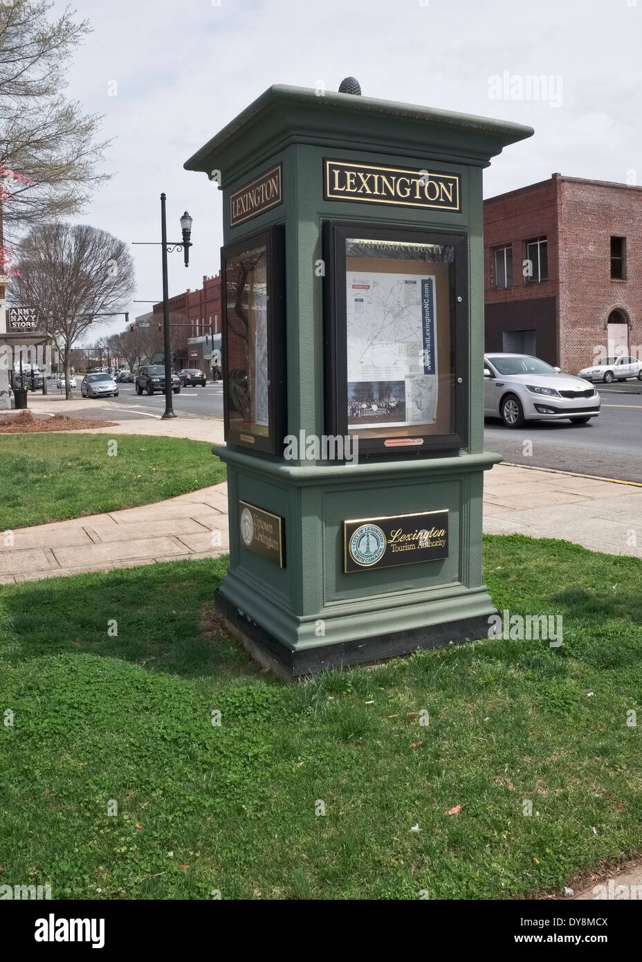 Le centre-ville de Lexington, Caroline du kiosque avec cartes tout au long de N Main St. Banque D'Images