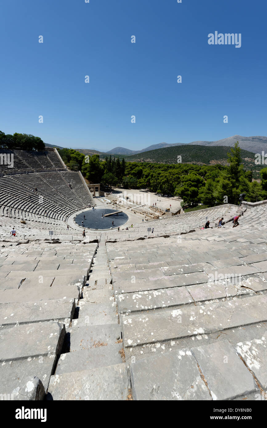 Le théâtre grec antique à Asclépios (Esculape) sanctuaire d'Épidaure Péloponnèse Grèce datant de 4ème siècle Banque D'Images