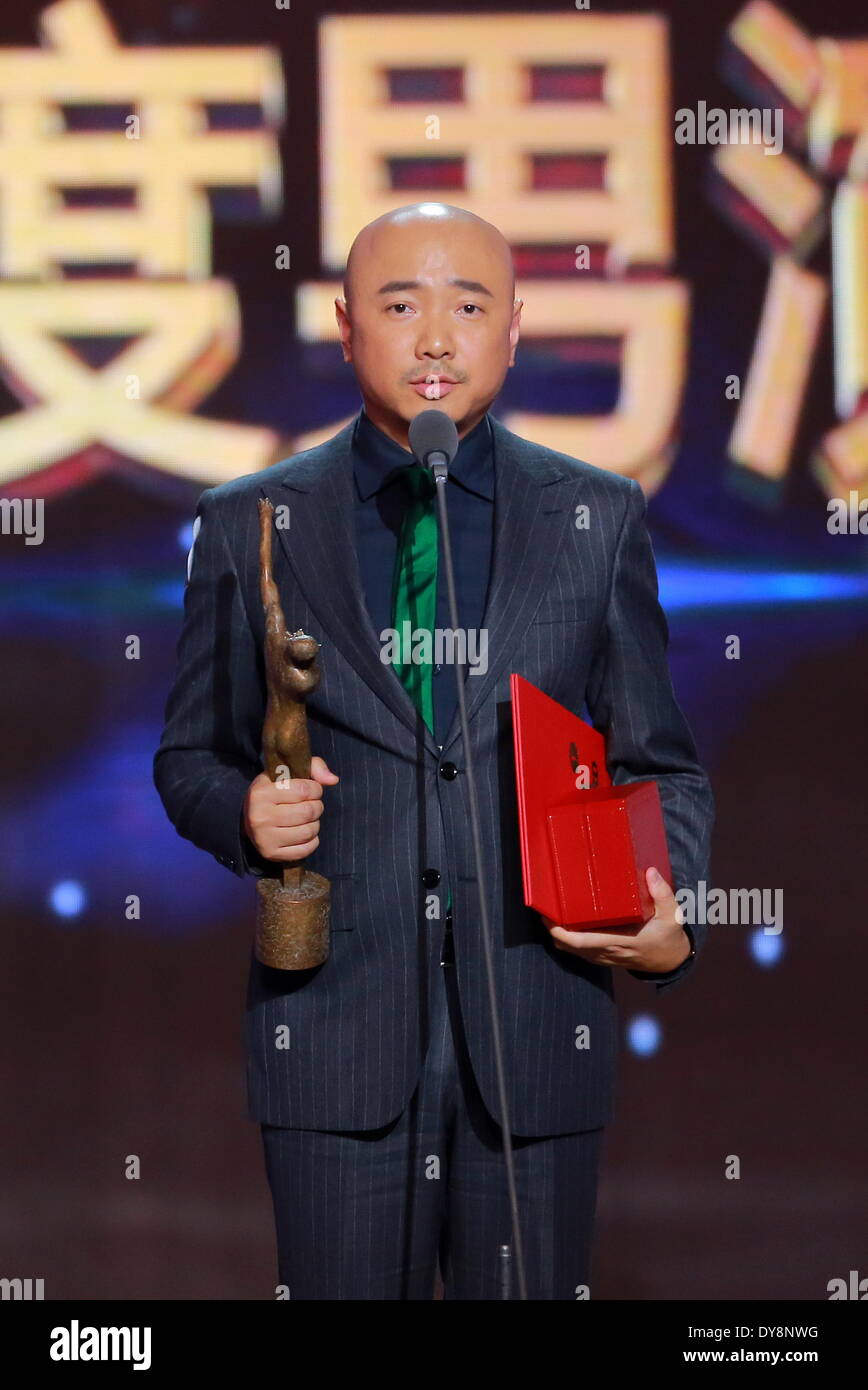 10 avril 2014 (Xinhua) -- l'Acteur Xu Zheng remporte le meilleur acteur lors de la conférence annuelle 2013 de l'éloge de la China Film Directors Guild à Beijing, capitale de Chine, le 9 avril 2014. (Xinhua) (zwy) Banque D'Images