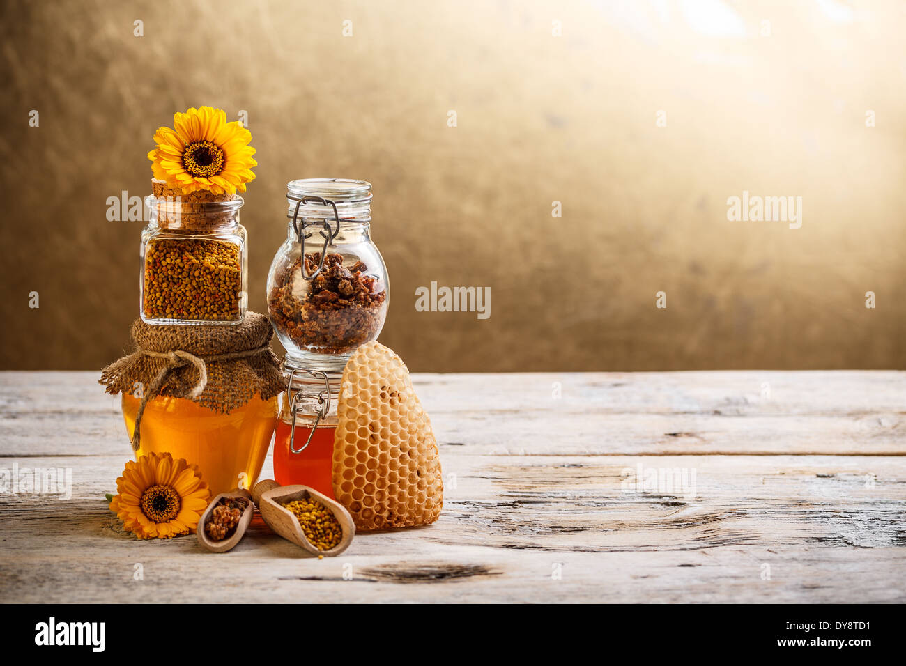 Affichage décoratif avec pots de miel frais, le pollen des fleurs et propolis Banque D'Images Affichage décoratif avec pots de miel frais, le pollen des fleurs et propolis Banque D'Images