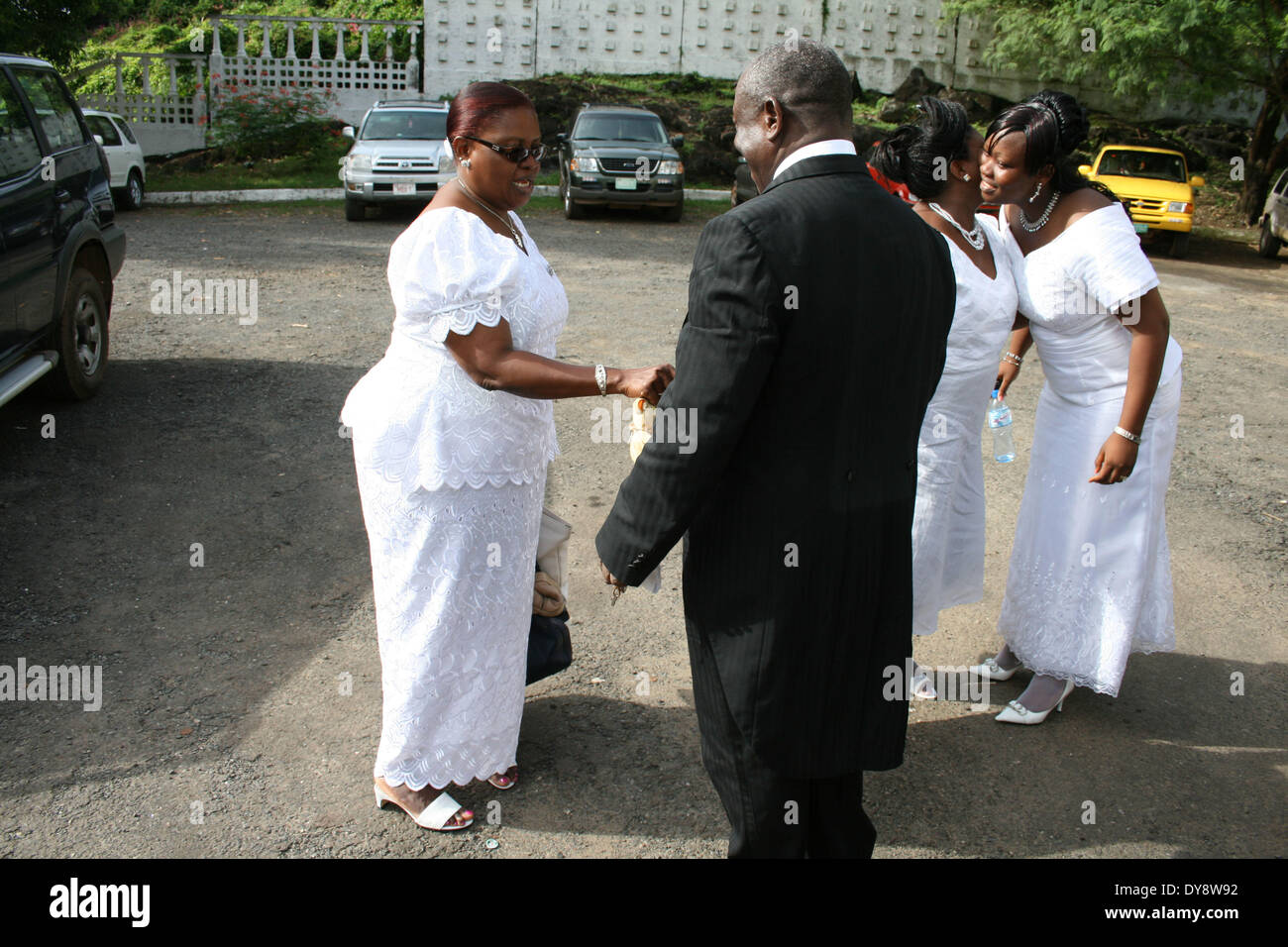 MonroviaLiberia : Cllr. Sombo Izetta Wesley, Président de l'Association de football du Libéria (ZPH) accueille un frère(maçons) Banque D'Images