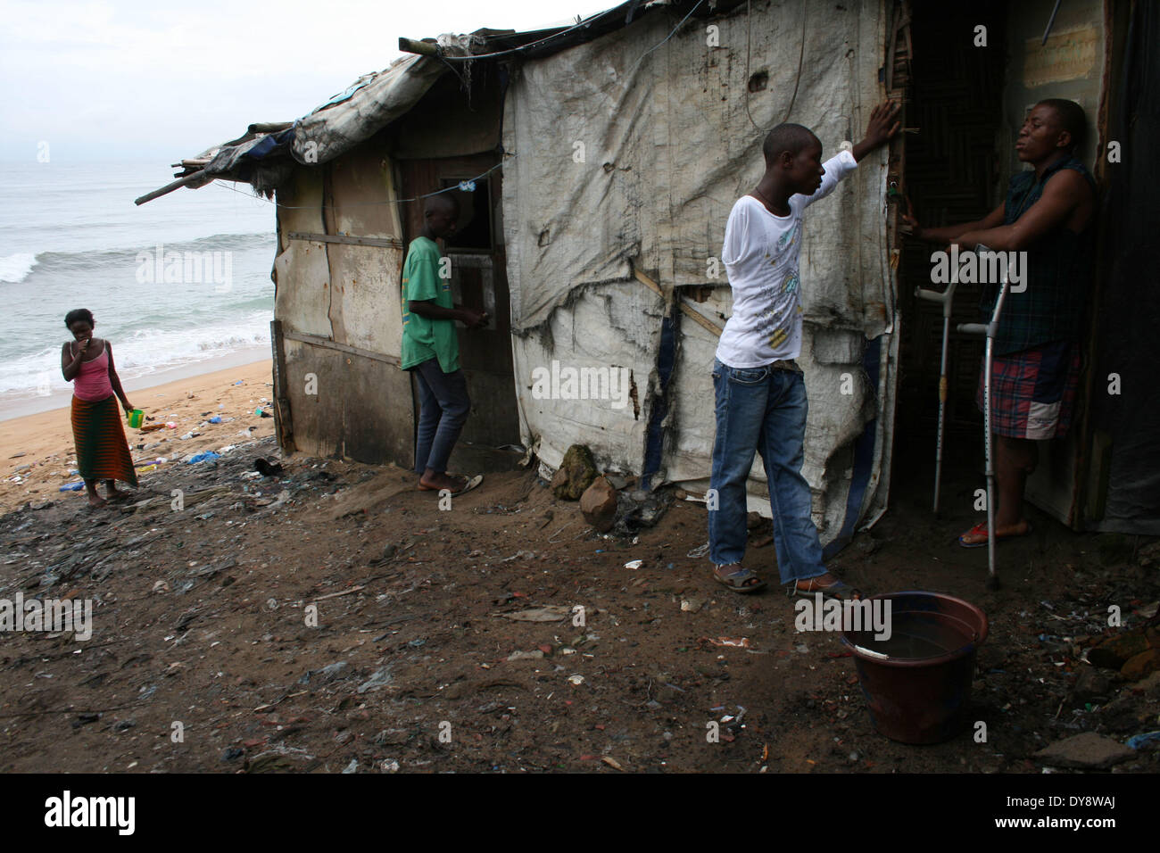 Joseph Allen, le premier gardien de but d'amputé, rend visite à son ami Junoir Kulee à son domicile dans un bidonville de mer près de Monrovia, L Banque D'Images