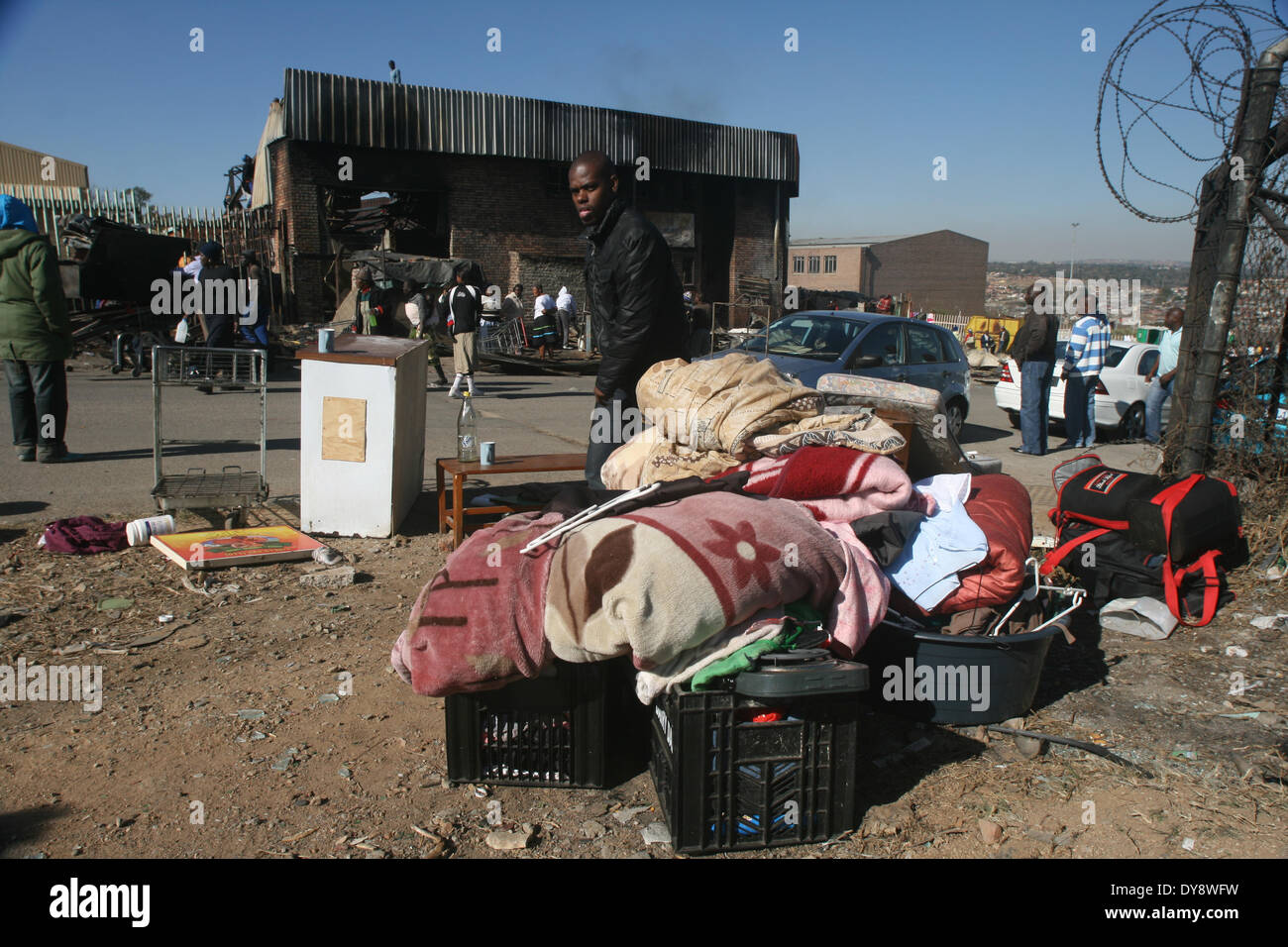 Alexandra Township, Johannesburg, Afrique du Sud 18 juin 2010 : Les résidents d'une usine à l'abandon occupé illégalement dans Marlboro ind Banque D'Images