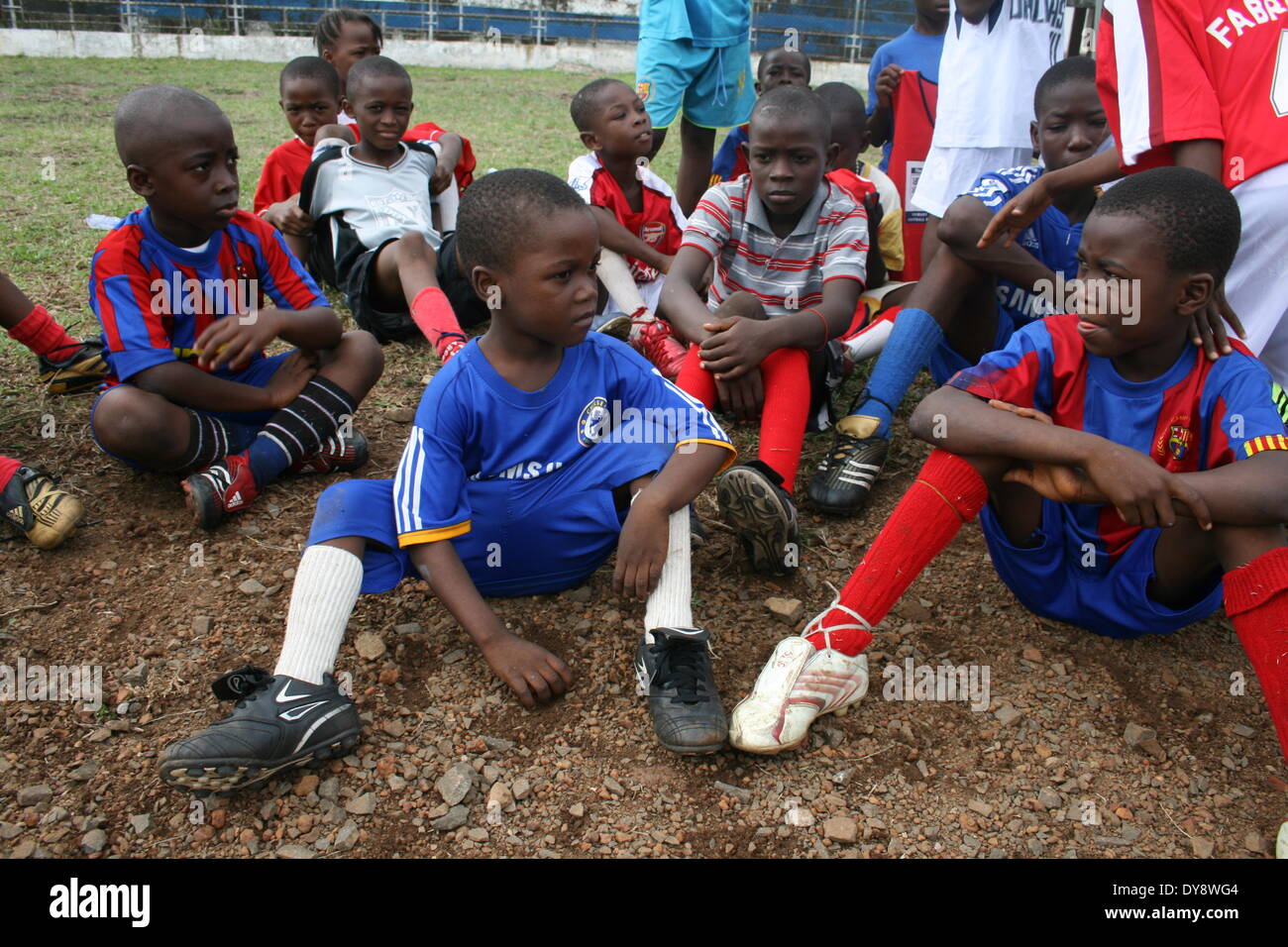 Les jeunes Kelvin Harris()avant gauche se détend sur le terrain avec l'équipe. On lui a donné le surnom de 'Didier Drogba' par son père Banque D'Images