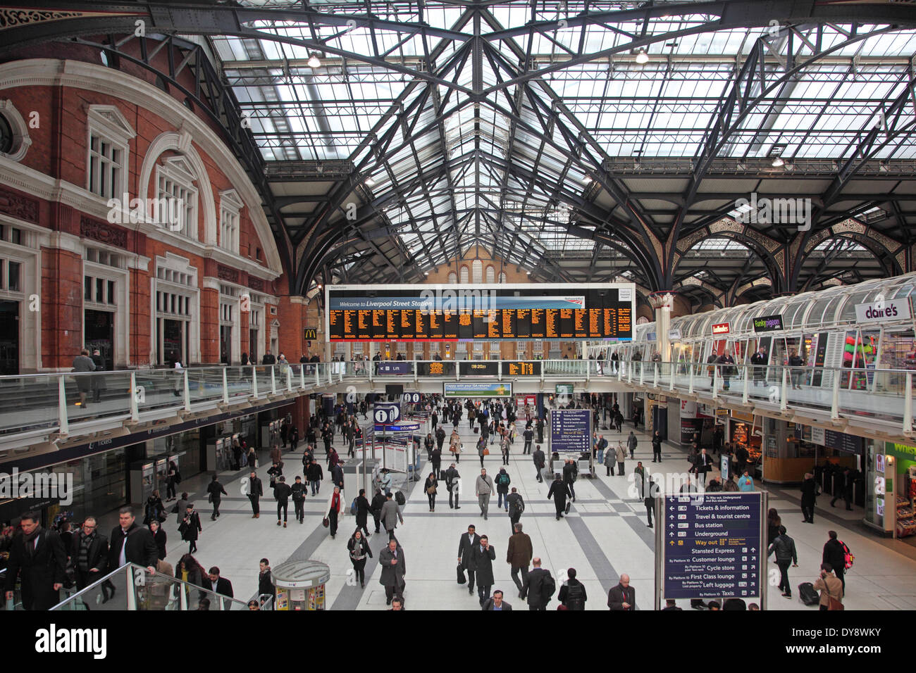 Le hall principal de la gare de Liverpool Street de Londres au cours de l'heure de pointe du matin Banque D'Images