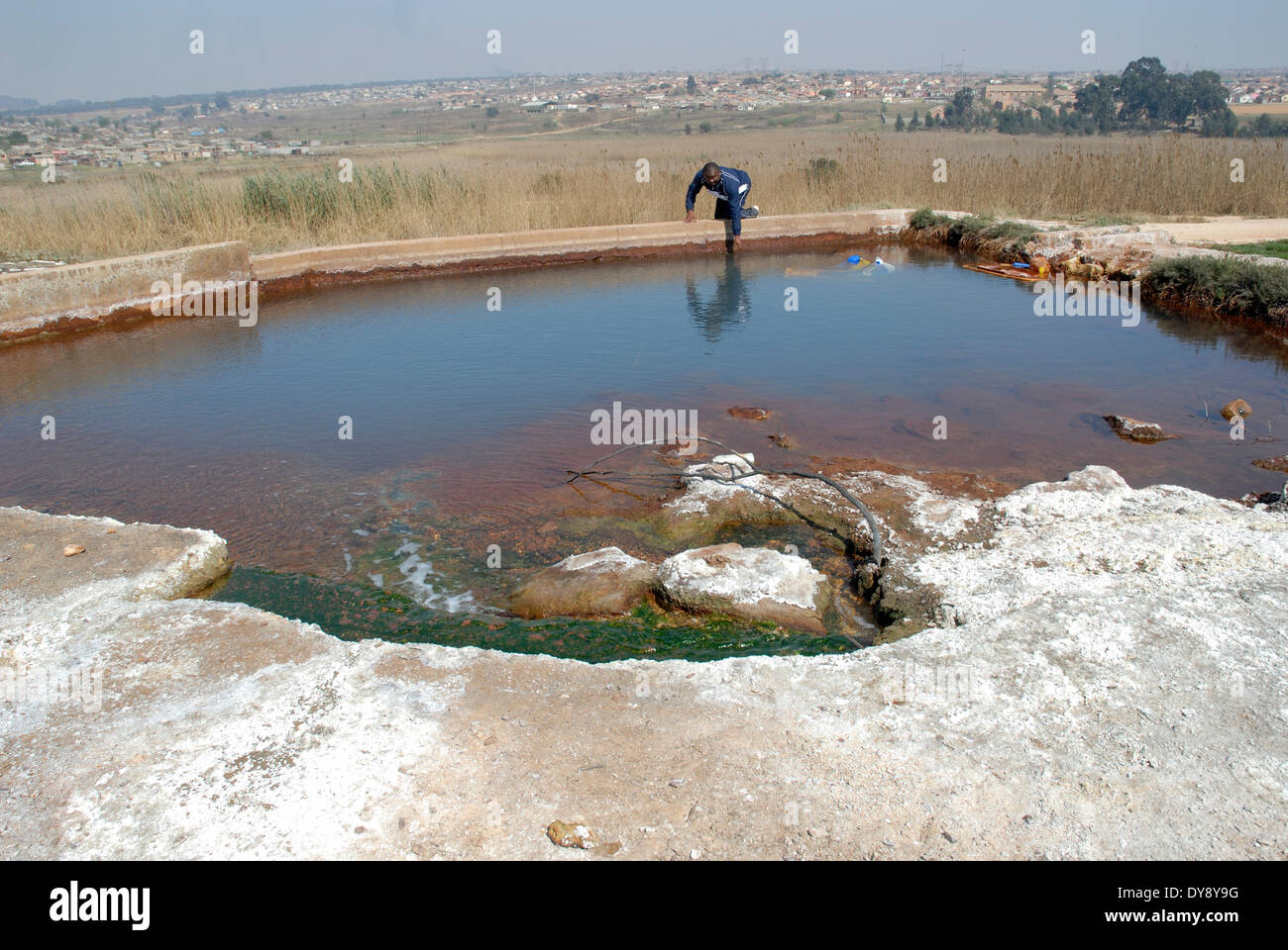 L'Afrique du Sud, zone de Witbank, 2 septembre 2008 : le militant écologiste, Matthews Hlabane, explique comment l'eau s'écoule d'AMD Banque D'Images