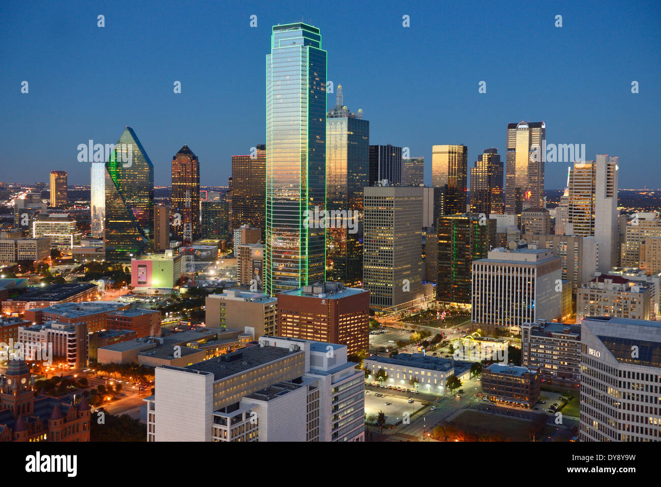 Amérique du Nord Texas USA United States America Dallas skyline skyscraper downtown crépuscule ville glow urban nightscape bâtiments, Banque D'Images