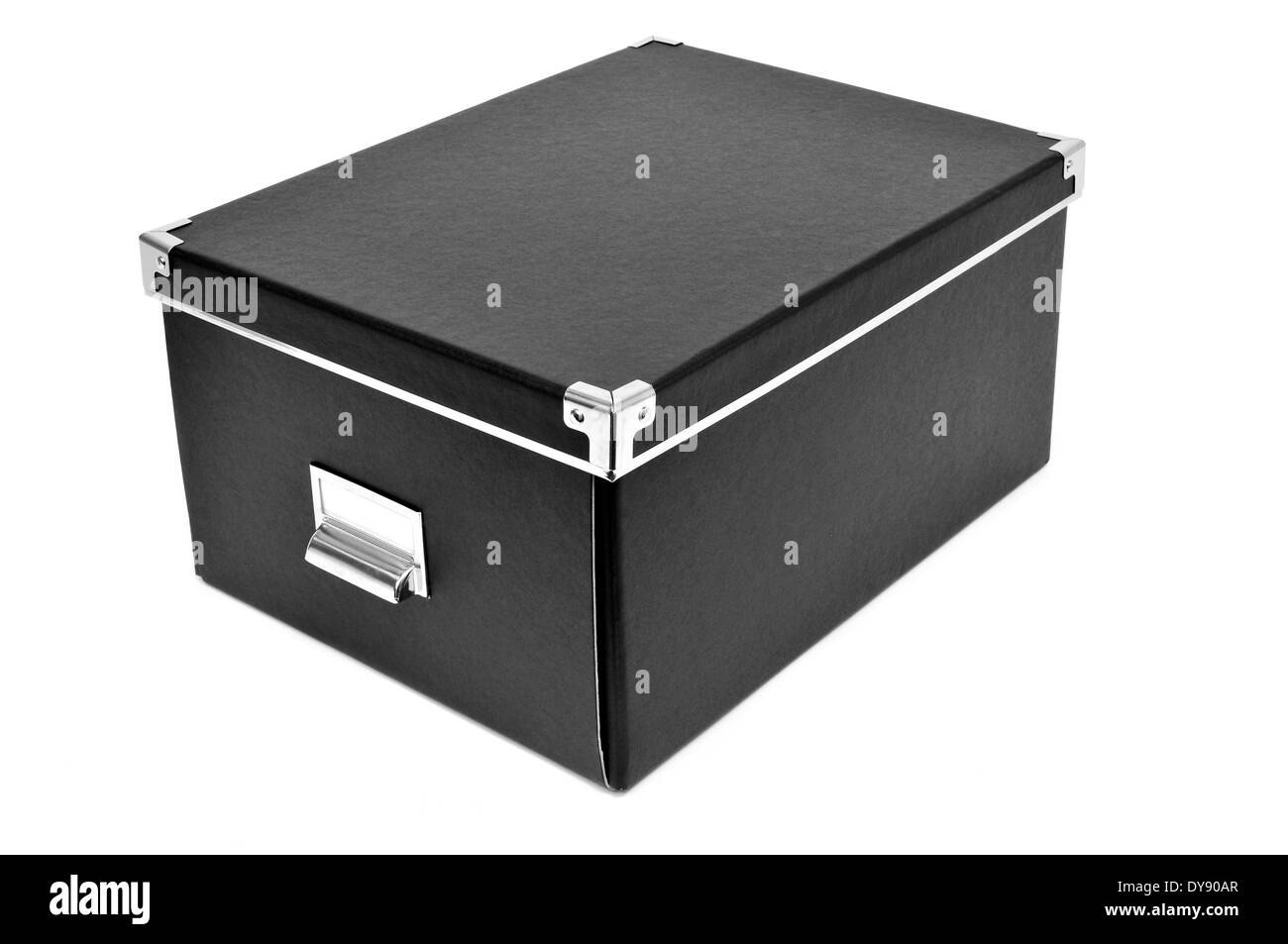 Une boîte de rangement en carton noir avec index métal porte-carte sur fond blanc Banque D'Images