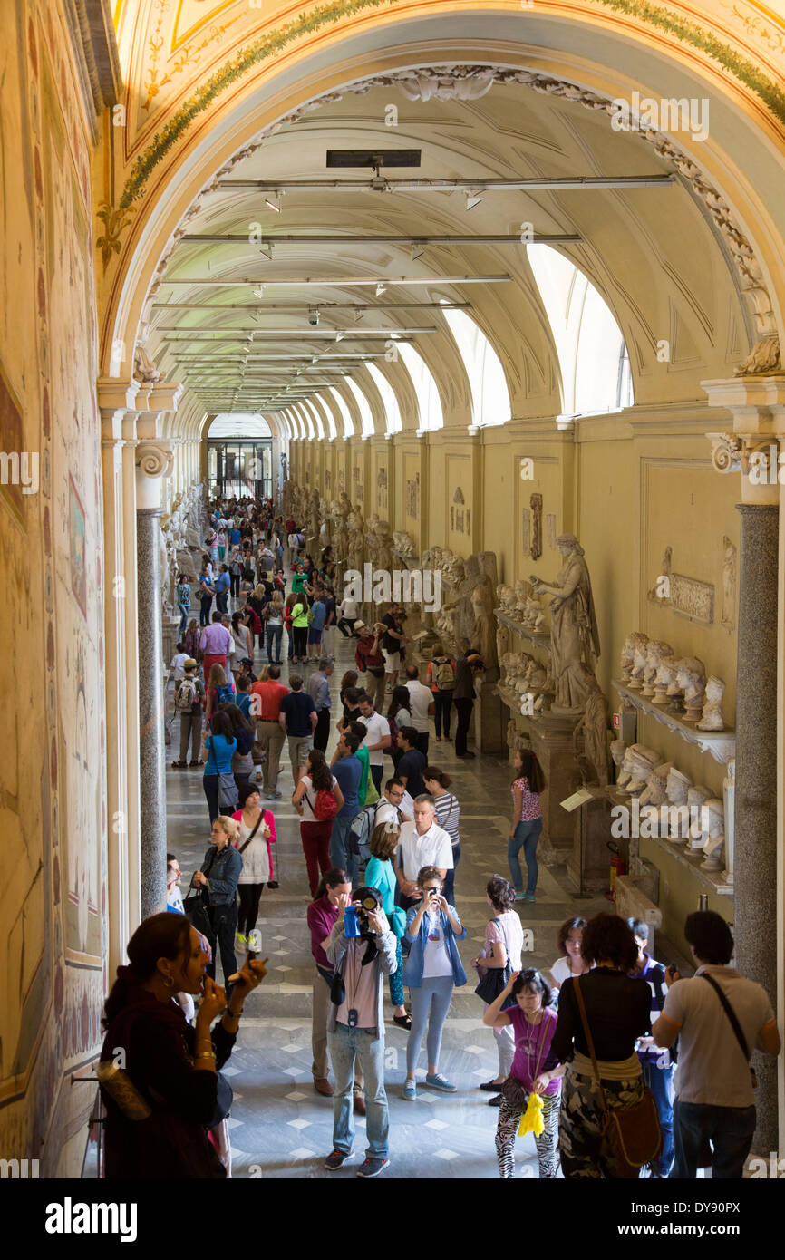 Les touristes dans la galerie d'art romain, musée du Vatican, Rome, Italie Banque D'Images