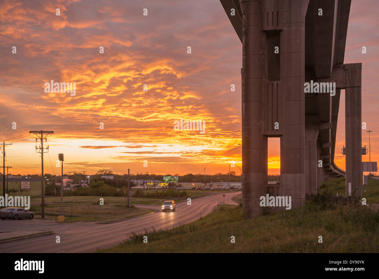 USA, United States, Amérique, Austin, Texas, pont, passage souterrain, freeway, street, urbain, trafic, voiture, crépuscule Banque D'Images