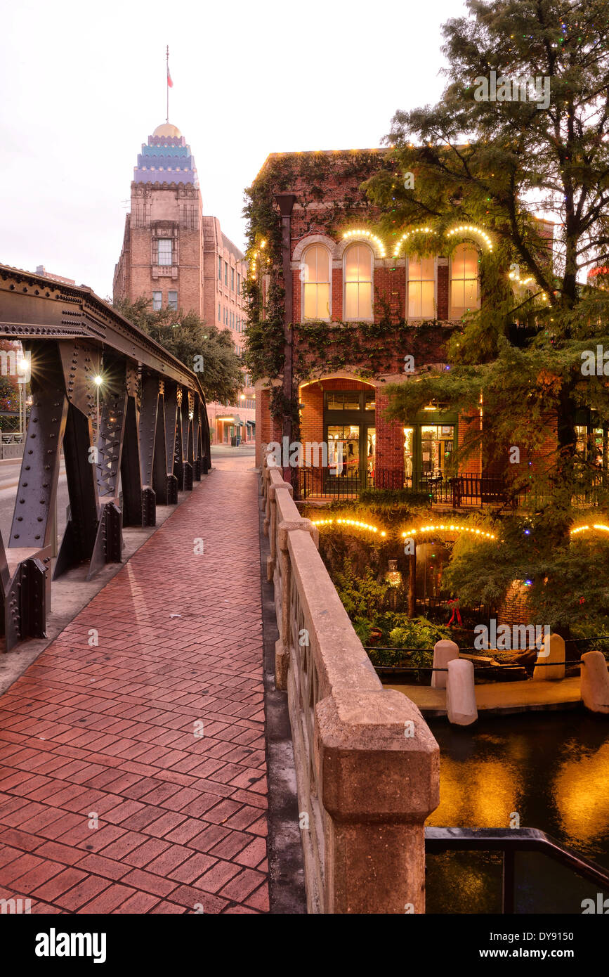 USA, United States, Amérique, Texas, San Antonio, promenade le long de la rivière, pont, crépuscule, soir Banque D'Images