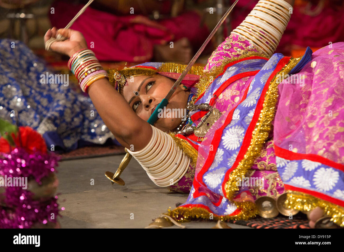 Spectacle de danse show museum Musée Bagore Ki Haveli Udaipur Rajasthan Inde Asie tradition folklore costumes nationaux traditionnels, Banque D'Images