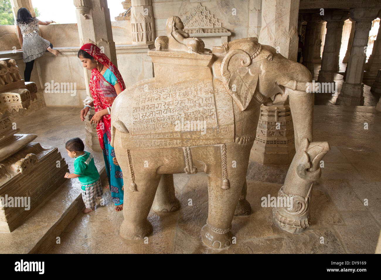 Jain temple Ranakpur Jain Kalyanji Anandji Sheth Rajasthan eglise colonnes culture religion Asie Inde elephant sculpture wo Banque D'Images