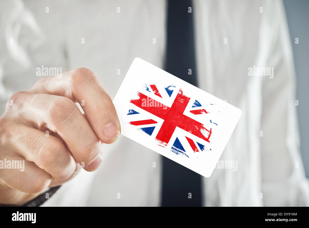Businessman holding britannique carte d'affaires avec la Grande-Bretagne d'un drapeau Banque D'Images