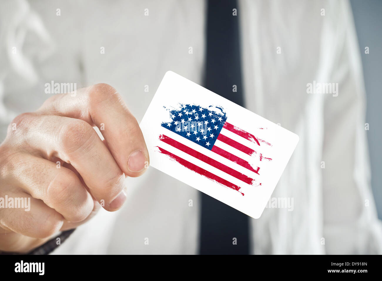 American Businessman holding carte de visite avec USA Flag. La coopération internationale, les investissements, les affaires opportunites concept. Banque D'Images